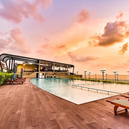 Grandeeza Luxury Hotel Katunayaka Bagian luar foto